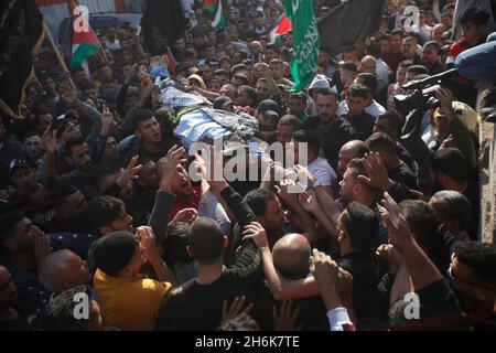 Jenin, Palästina. November 2021. Die Leiche von Saddam Bani Odeh (26), der bei den Zusammenstößen von israelischen Streitkräften getötet wurde, wird in der Stadt Tubas im nördlichen Westjordanland von palästinensischen Trauernden getragen. (Foto von Nasser Ishtayeh/SOPA Images/Sipa USA) Quelle: SIPA USA/Alamy Live News Stockfoto