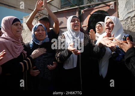 Jenin, Palästina. November 2021. Verwandte von Saddam Bani Odeh, 26, der während der Zusammenstöße von israelischen Streitkräften getötet wurde, trauern während seiner Beerdigung in der Stadt Tubas im nördlichen Westjordanland. (Foto von Nasser Ishtayeh/SOPA Images/Sipa USA) Quelle: SIPA USA/Alamy Live News Stockfoto