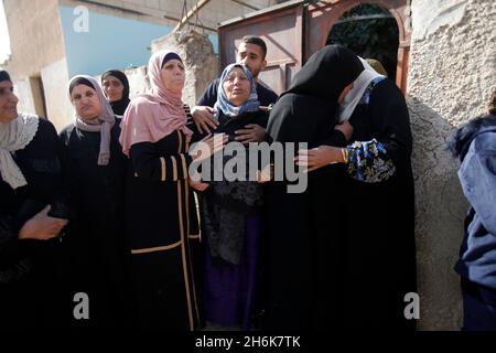 Jenin, Palästina. November 2021. Verwandte von Saddam Bani Odeh, 26, der während der Zusammenstöße von israelischen Streitkräften getötet wurde, trauern während seiner Beerdigung in der Stadt Tubas im nördlichen Westjordanland. (Foto von Nasser Ishtayeh/SOPA Images/Sipa USA) Quelle: SIPA USA/Alamy Live News Stockfoto