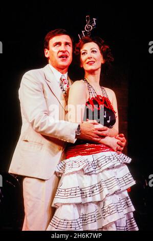 Ray Lonnen (Robert Baker), Maureen Lipman (Ruth Sherwood) in WONDERFUL TOWN at the Palace Theatre, Watford, England 24/04/1986 Musik: Leonard Bernstein Buch: Joseph A Fields & Jerome Chodorov Design: Tim Goodchild Beleuchtung: Mark Pritchard Choreographie: David Toguri Regie: Martin Connor Stockfoto