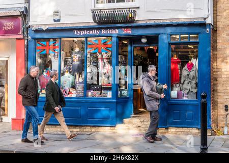 Die Leute schauen sich Souvenirs an, die im „typisch britischen“ Souvenirladen, Cambridge, Großbritannien, verkauft werden. Stockfoto