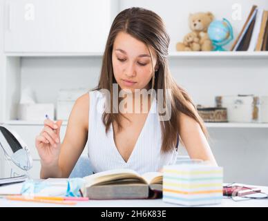 Frau bereitet sich auf Prüfungen vor Stockfoto