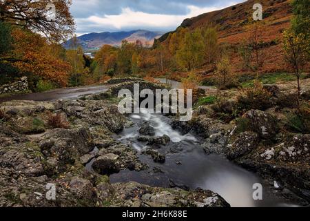 Ashness Brücke im Lake District Stockfoto