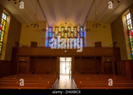 Innenraum der Trinity Chapel in der 885 Center Street in der Boston College Law School Newton Campus in der Stadt Newton, Massachusetts, USA. Stockfoto