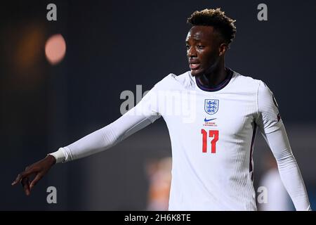 Serravalle, San Marino. 15. November 2021. Tammy Abraham von England ist während des Fußballspiels der FIFA Fußball-Weltmeisterschaft 2022 zwischen San Marino und England im Zeichen der Gesten. Kredit: Nicolò Campo/Alamy Live Nachrichten Stockfoto