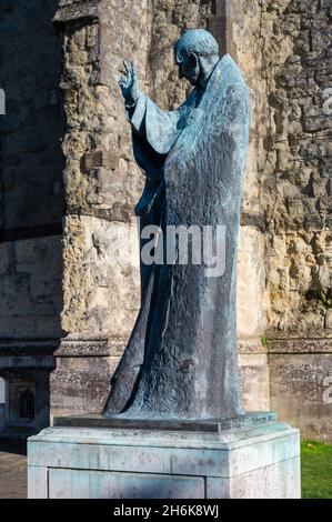 Statue des heiligen Richard, schutzpatron von Sussex und Bischof von Chichester im 13th. Jahrhundert von der Chichester Cathedral in Chichester, West Sussex, England, Großbritannien. Stockfoto