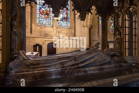 Marmorbild am Grab von Richard Durnford, Bischof von Chichester 1870-95, Chichester, Großbritannien. Mit Dank an den Dekan und das Kapitel der Chichester Kathedrale. Stockfoto