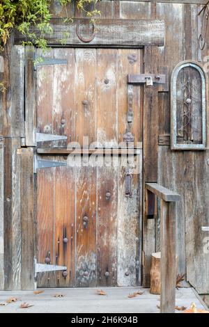 Alte hölzerne holländische Tür in der Bay Area, Kalifornien. Stockfoto
