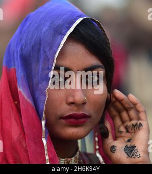 Pushkar, Indien. November 2021. Eine Nomadenfrau aus Rajasthan auf der jährlichen Pushkar-Messe, einem der größten Kamel-, Pferde- und Rindermessen Indiens, in Pushkar in den westlichen Wüsten des Staates Rajasthan, Indien, am Sonntag, den 14. November. 2021. Die Messe ist eine wichtige Pilgersaison für Hindus zum Pushkar-See und auch eine bedeutende Touristenattraktion für inländische und internationale Reisende. Foto von Abhishek/UPI Credit: UPI/Alamy Live News Stockfoto