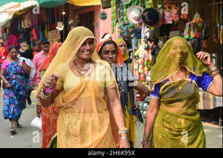 Pushkar, Indien. November 2021. Touristen auf einem Markt auf der jährlichen Pushkar Messe in der westlichen Wüsten Staat Rajasthan, Indien am Sonntag, 14. November. 2021. Die Messe ist eine wichtige Pilgersaison für Hindus zum Pushkar-See und auch eine bedeutende Touristenattraktion für inländische und internationale Reisende. Foto von Abhishek/UPI Credit: UPI/Alamy Live News Stockfoto