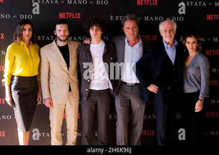 Von links nach rechts die Schauspieler im Film Luisa Ranieri, Marlon Joubert, Filippo Scotti, Paolo Sorrentino, Toni Servillo und Teresa Saponangelo während der Fotocolore von Paolo Sorrentins Film mit den Darstellern, Es war die Hand Gottes, uraufgeführt in seiner Heimatstadt, Der Film ist für den Oscar 2022 für Italien nominiert, gewann den Großen Preis der Jury in Venedig und wurde mit dem Silbernen Löwen ausgezeichnet Stockfoto