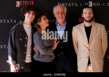Von links nach rechts die Schauspieler im Film Filippo Scotti, Teresa Saponangelo, Toni Servillo und Marlon Joubert während der Fotoaufnahme von Paolo Sorrentins Film mit den Darstellern, Es war die Hand Gottes, Premiere in seiner Heimatstadt, der Film ist der Oscar-Kandidat für Italien 2022, Gewann den Großen Preis der Jury in Venedig und wurde mit dem Silbernen Löwen ausgezeichnet Stockfoto