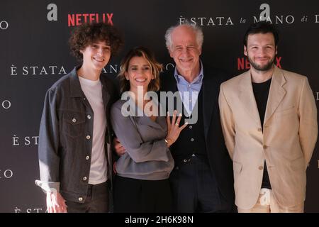 Von links nach rechts die Schauspieler im Film Filippo Scotti, Teresa Saponangelo, Toni Servillo und Marlon Joubert während der Fotoaufnahme von Paolo Sorrentins Film mit den Darstellern, Es war die Hand Gottes, Premiere in seiner Heimatstadt, der Film ist der Oscar-Kandidat für Italien 2022, Gewann den Großen Preis der Jury in Venedig und wurde mit dem Silbernen Löwen ausgezeichnet Stockfoto