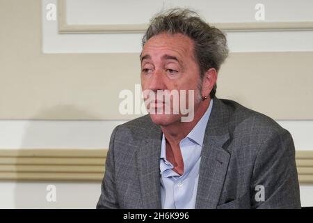 Paolo Sorrentino während der Pressekonferenz seines Films mit den Darstellern, Es war die Hand Gottes, in seiner Heimatstadt uraufgeführt, der Film ist der Oscar-Kandidat für Italien 2022, gewann den Großen Preis der Jury in Venedig und wurde mit dem Silbernen Löwen ausgezeichnet Stockfoto