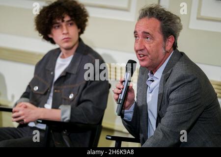 Paolo Sorrentino während der Pressekonferenz seines Films mit den Darstellern, Es war die Hand Gottes, in seiner Heimatstadt uraufgeführt, der Film ist der Oscar-Kandidat für Italien 2022, gewann den Großen Preis der Jury in Venedig und wurde mit dem Silbernen Löwen ausgezeichnet Stockfoto