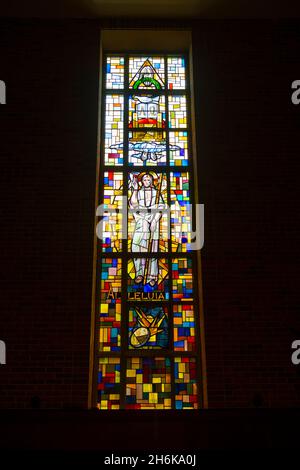 Buntglasfenster der Trinity Chapel in der 885 Center Street in der Boston College Law School Newton Campus in der Stadt Newton, Massachusetts, USA. Stockfoto