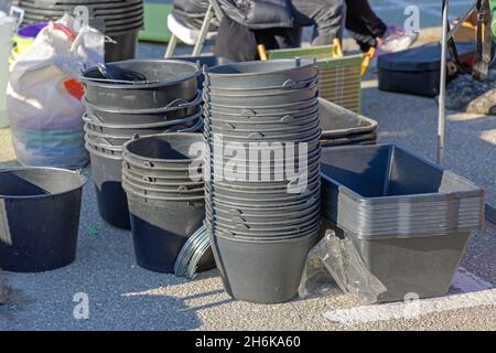 Gestapelte große schwarze Eimer für den Einsatz auf Baustellengelände Stockfoto