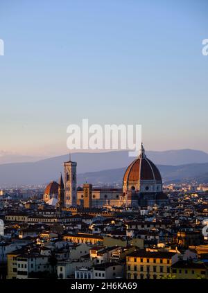 Ein Blick auf den Sonnenuntergang in Florenz (Florenz) von der Höhe mit dem Fluss Arno, der Ponte Vecchio, dem Dom und der Altstadt Stockfoto