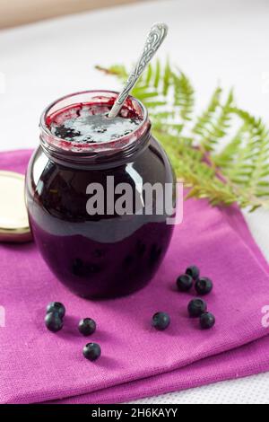 Heidelbeer-Confiture in einem Glas Stockfoto