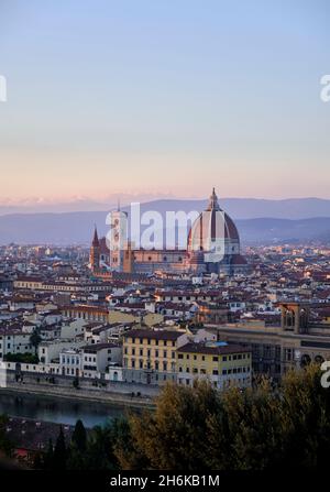 Ein Blick auf den Sonnenuntergang in Florenz (Florenz) von der Höhe mit dem Fluss Arno, der Ponte Vecchio, dem Dom und der Altstadt Stockfoto