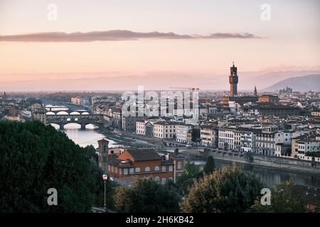 Ein Blick auf den Sonnenuntergang in Florenz (Florenz) von der Höhe mit dem Fluss Arno, der Ponte Vecchio, dem Dom und der Altstadt Stockfoto