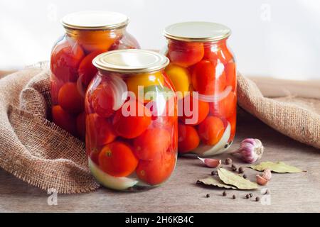 Glasgefäße mit hausgemachten Tomaten, versiegelt mit Metalldeckel Stockfoto