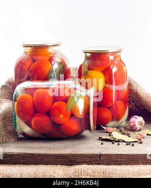 Glasgefäße mit hausgemachten Tomaten, versiegelt mit Metalldeckel Stockfoto