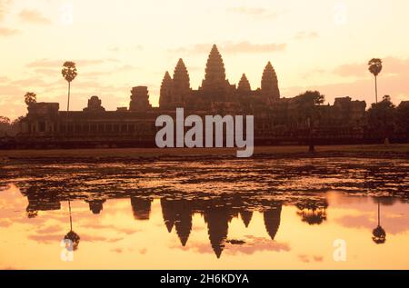 Tempel von Angkor Wat bei Sonnenaufgang, Kambodscha Stockfoto