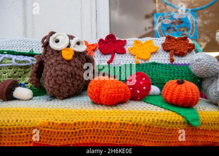 Farnham Common, 28. Oktober 2021. Eine lebendige Herbst Halloween gestrickte Briefkasten Topper Display in Farnham Common. Strickmützen für die Briefkästen von Royal Mail sind im ganzen Land erschienen und bringen Heiterkeit und Freude in die lokalen Gemeinden. Die Macher von ihnen bleiben anonym. Quelle: Maureen McLean/Alamy Stockfoto