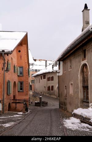 Pittoreske Straße im Schweizer Dorf Guarda Stockfoto