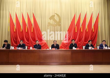 (211116) -- PEKING, 16. November 2021 (Xinhua) -- Chen Xi, Mitglied des Politbüros des Zentralkomitees der Kommunistischen Partei Chinas (KPCh) und Präsident der Parteischule des Zentralkomitees der KPCh (Chinesische Akademie der Regierungsführung), Teilnahme an der Eröffnungsfeier des Herbstsemesters 2021 der Schule für die zweite Aufnahme von Studenten, 16. November 2021. (Xinhua/Liu Bin) Stockfoto