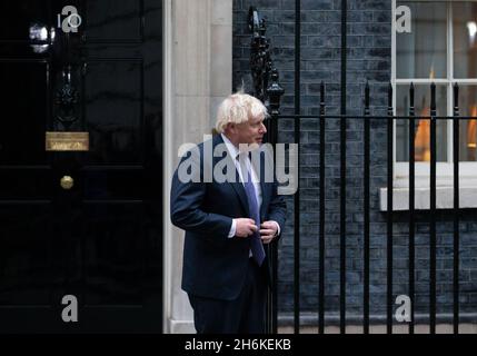 London, England, Großbritannien. November 2021. Der britische Premierminister BORIS JOHNSON begrüßt den griechischen Premierminister KYRIAKOS MITSOTAKIS in der Downing Street 10. (Bild: © Tayfun Salci/ZUMA Press Wire) Stockfoto