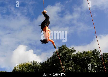 Salvador, Bahia, Brasilien - Setembro 17, 2017: Frau übt auf einem Fußgängerweg Abseilen. Salvador Bahia Brasilien. Stockfoto