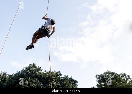 Salvador, Bahia, Brasilien - Setembro 17, 2017: Frau übt auf einem Fußgängerweg Abseilen. Salvador Bahia Brasilien. Stockfoto