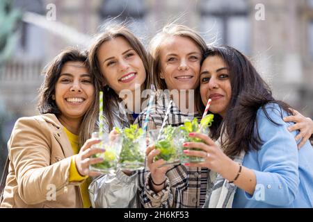 Muti ethnische Gruppe von weiblichen Freunden, die Spaß haben, Cocktails im Freien in der Stadt in Bar Restaurant zu trinken. Hochwertige Fotos Stockfoto