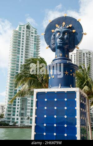 Der Blick auf die Riverwalk-Dekoration und die Wolkenkratzer in der Innenstadt von Miami im Hintergrund (Florida). Stockfoto