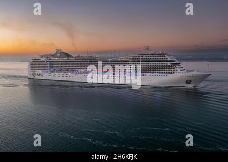 Luftaufnahme von MSC Magnifica Teil von MSC Kreuzfahrten Ankunft in Southampton Hafen am frühen Morgen. Stockfoto