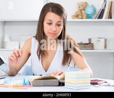 Teenager-Weibchen bereitet sich auf Prüfungen vor Stockfoto