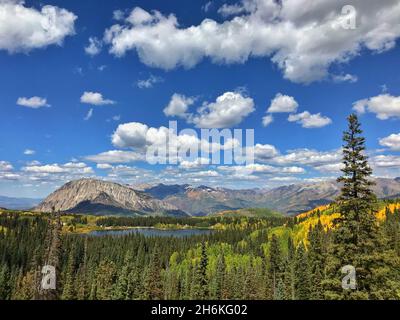 Wunderschöne Aussicht auf die Berge, die unter dem wolkenblauen Himmel schimmern Stockfoto