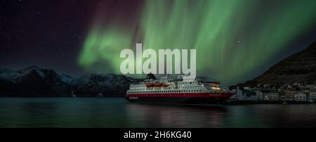 Aurora Borealis über MS Polarlys in Honningsvag, arktisches Norwegen. Stockfoto