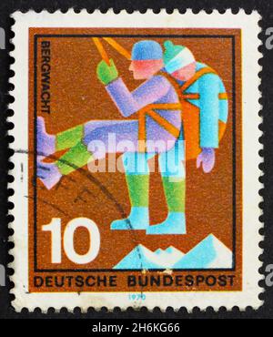 DEUTSCHLAND - UM 1970: Eine in Deutschland gedruckte Marke zeigt Bergsteiger, Retter, der Opfer abbringt, verschiedene Freiwilligendienste ehrt, circ Stockfoto