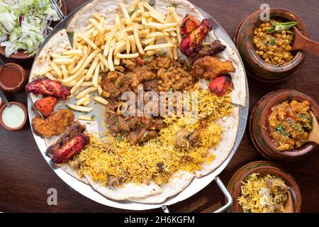 Sheffield UK – 11. Mai 2018: Afghanisches Chicken- und Kichererbsenurrfleisch, Pilau-Reis und ein Hammelurrfleisch sowie eine Tikka-Chicken-Sharing-Platte Stockfoto