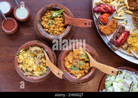 Sheffield UK – 11. Mai 2018: Afghanisches Chicken- und Kichererbsenurrfleisch, Pilau-Reis und ein Hammelurrfleisch sowie eine Tikka-Chicken-Sharing-Platte Stockfoto