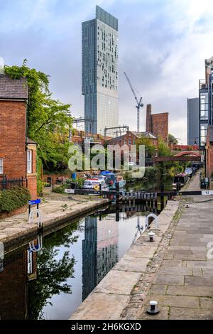 Das Castlefield-Gebiet von Manchester. Die Kanäle Bridgewater und Rochdale dominieren die Gegend mit wunderschönen alten Brücken, Schleusen und Viadukten. Stockfoto