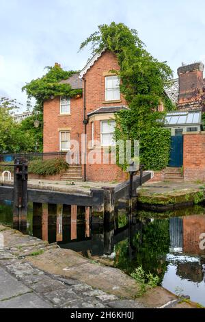 Das Castlefield-Gebiet von Manchester. Die Kanäle Bridgewater und Rochdale dominieren die Gegend mit wunderschönen alten Brücken, Schleusen und Viadukten. Stockfoto