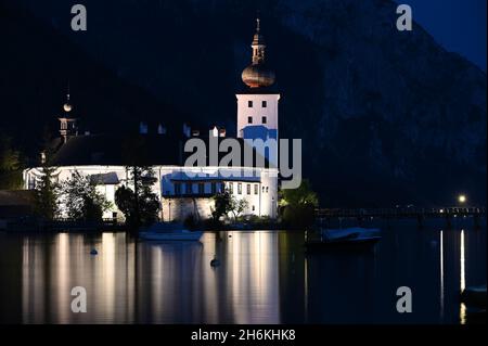 Mittelalterliche Wasserburg Schloss Ort Orth am Traunsee bei Nacht in Gmunden Österreich Stockfoto