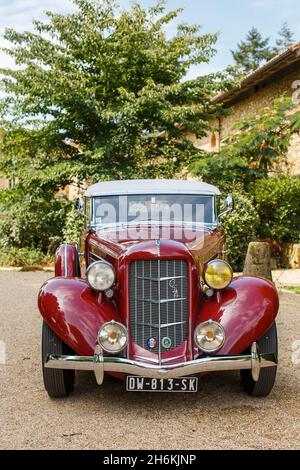 Bordeaux, Frankreich - 2019: Retro-Auto Auburn 654 steht auf einem wunderschönen Hintergrund des alten Schlosses. Luxuriöses, teures rotes Auto. Seltener amerikanischer Auto-BH Stockfoto