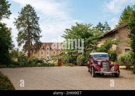 Bordeaux, Frankreich - 2019: Retro-Auto Auburn 654 steht auf einem wunderschönen Hintergrund des alten Schlosses. Luxuriöses, teures rotes Auto. Seltener amerikanischer Auto-BH Stockfoto