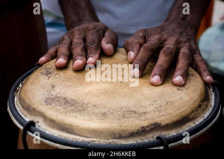 Hände eines Musikers, der in Präsentation Schlagzeug spielt. Salvador, Bahia, Brasilien. Stockfoto