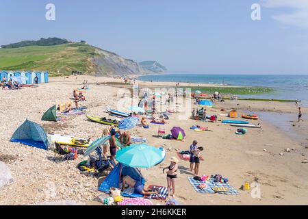 Charmouth Dorset Charmouth Beach Familien am Strand von Charmouth Dorset Charmouth Lyme Bay Dorset England Großbritannien GB Europa Stockfoto